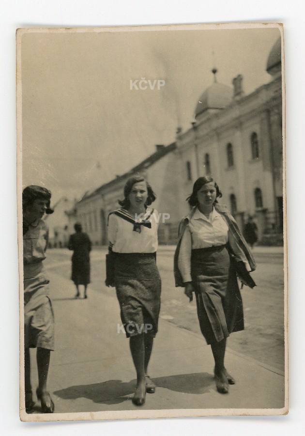 Gimnazijalke u šetnji ispred sinagoge