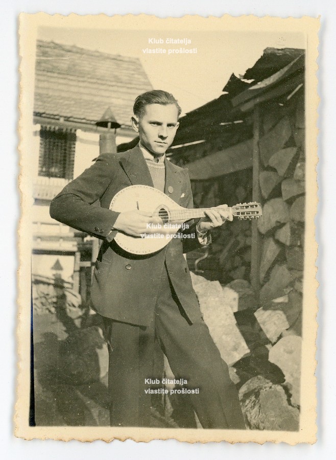Josip Idlbek s mandolinom